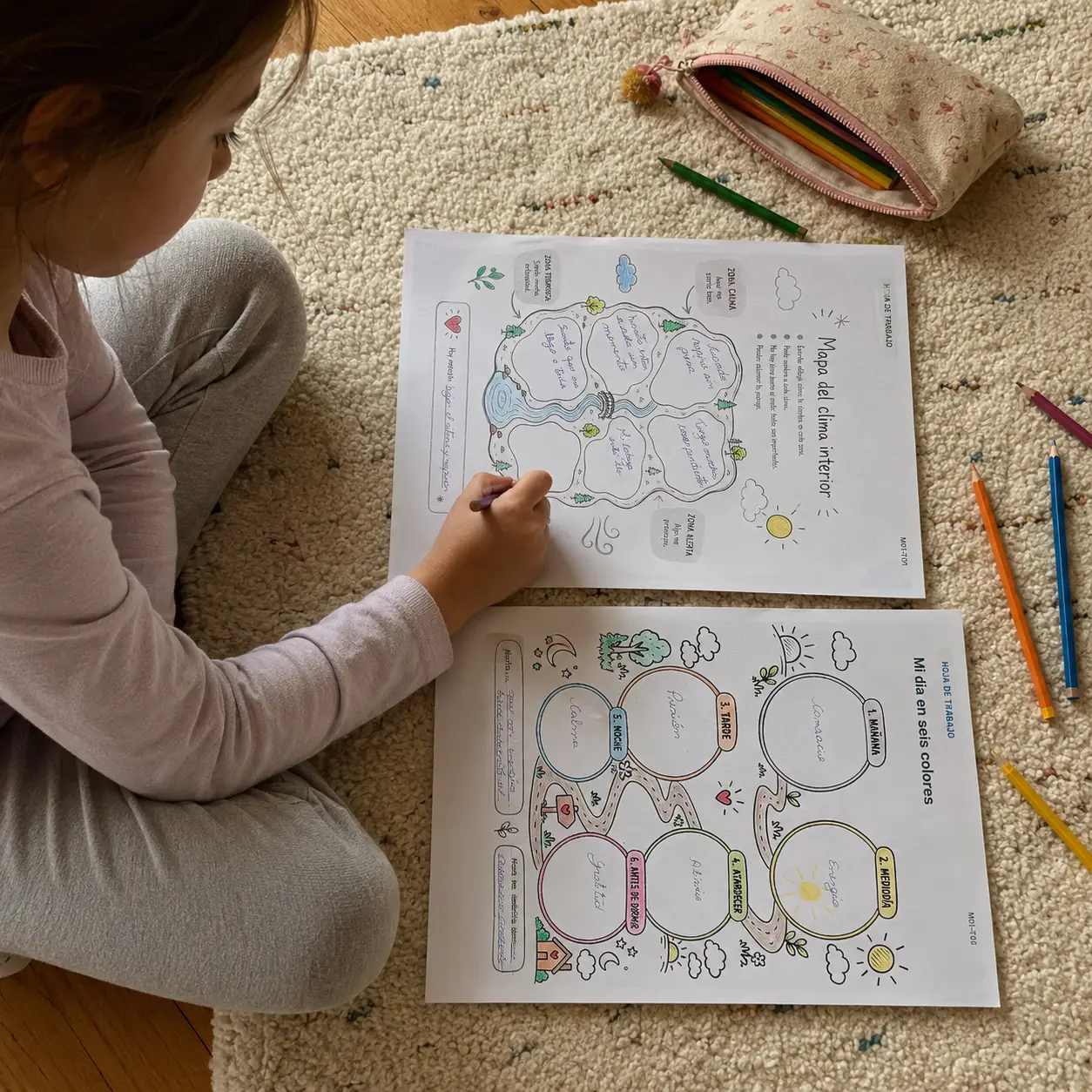 Actividades impresas siendo coloreadas y completadas